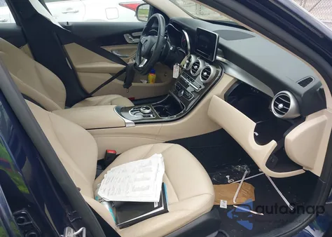 2017 Mercedes-Benz C 300 Luxury/Sport z USA, uszkodzony, nr VIN 55SWF4JBXHU232570